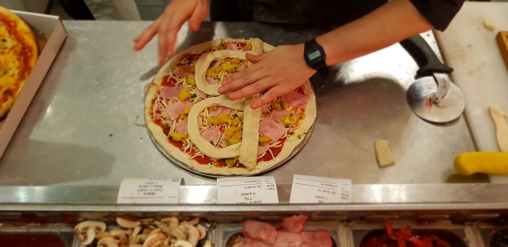 Bitcoin Pizza Day 2018 - Final touches to the bitcoin pizza