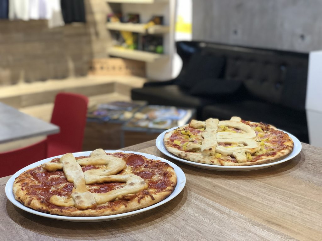 Bitcoin Pizza Day 2018 - Pizzas side by side and the embassy's space